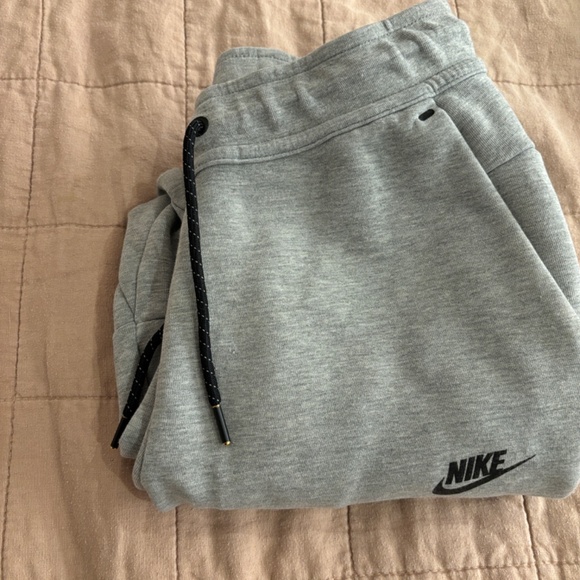 NIKE TECH FLEECE PANTS WOMEN - Picture 2 of 2